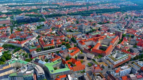 Aerial View of Munich Old Town with Viktualienmarkt and Isar Parks, Germany Vidéo 343381119