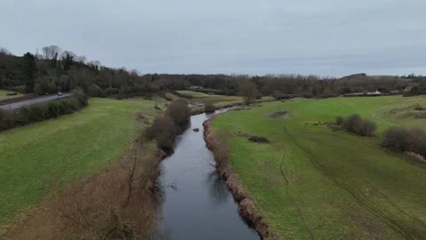 Aerial View of Narrow River Between Green Fields in Countryside 库存影片 332738942