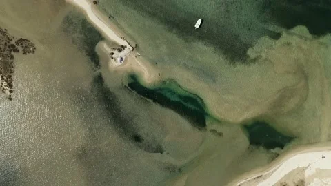 Aerial view of narrow stripe beach. Vidéo 133394597