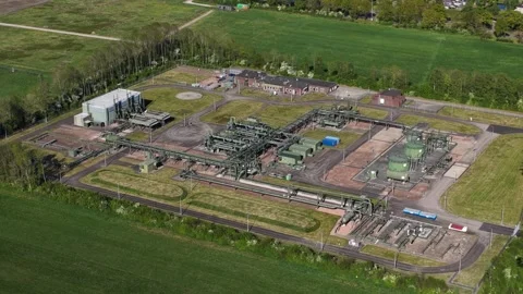 Aerial view of a natural gas processing plant facility Видео 334316130