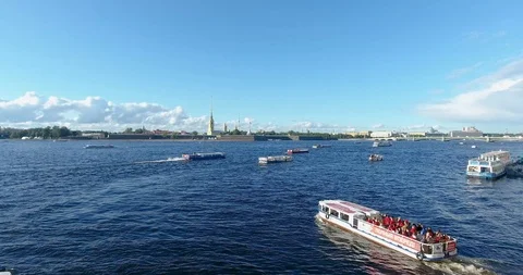 Aerial view of the Neva River, the Peter and Paul Fortress and tourist boats Video stock 97270910