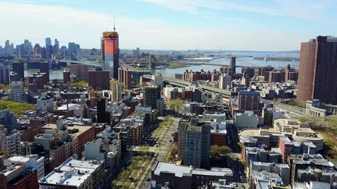 Aerial view of New York, rooftops, and Manhattan Bridge 4K Stockbeeldmateriaal 90356533