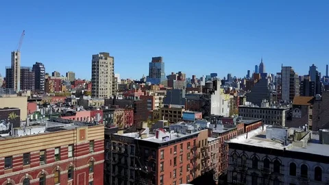 Aerial view of New York, rooftops, and Manhattan Bridge 4K Stockbeeldmateriaal 90356537