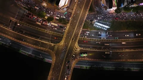 Aerial view of night traffic moving through a busy intersection and overpas.. 動画素材 335015367