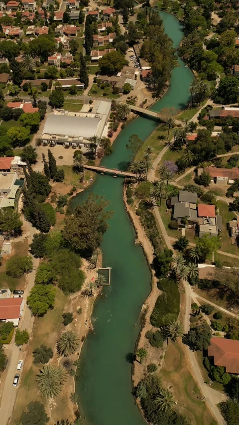 Aerial View of Nir David Kibbutz and Turquoise Water Canals Israel Vidéo 337630042