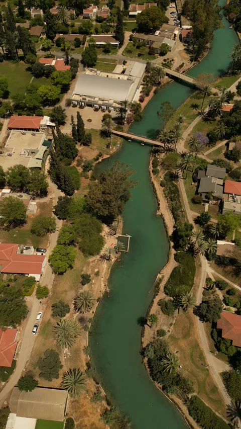 Aerial View of Nir David Kibbutz and Turquoise Water Canals Israel Vidéo 337630258