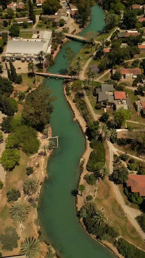 Aerial View of Nir David Kibbutz and Turquoise Water Canals Israel Vidéo 337630311