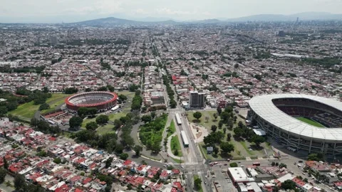 Aerial view of Nuevo Progreso bullring and Estadio Jalisco in Guadalajara. 库存影片 325407495