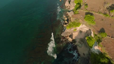 Aerial view of the ocean and cliffs on Bali — FPV drone view Stock-Footage 249170360