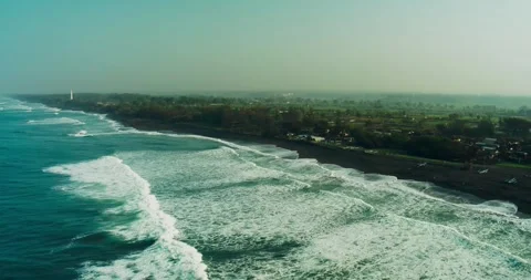 Aerial View of Ocean Waves Along Indonesian Tropical Coast Vídeos de archivo 332145914