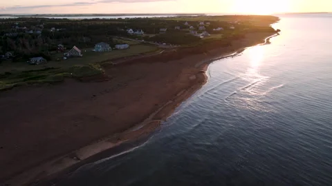 Aerial view of ocean waves and sun glint on the Gulf of St. Lawrence coast Vidéo 340512112