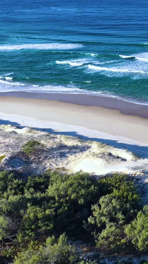 Aerial View of Ocean Waves and Sand Dunes at South Stradbroke Island 库存影片 343593607