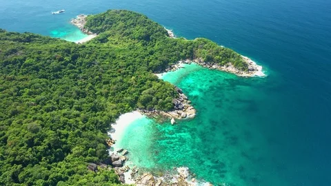 Aerial view of ocean waves, Beautiful tropical beach and rocky Vídeo Stock 124597292