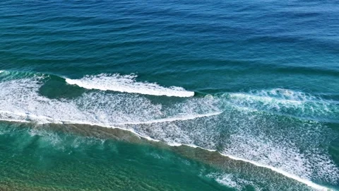 Aerial View of Ocean Waves Breaking Over Shallow Sandbar Vidéo 345695635