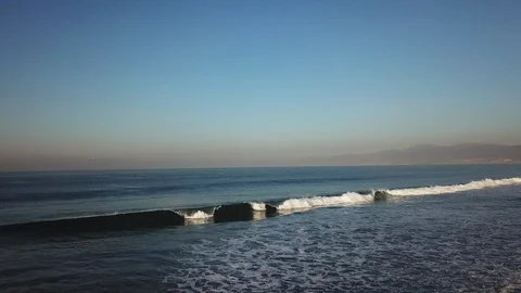 Aerial View of Ocean Waves 動画素材 89870252