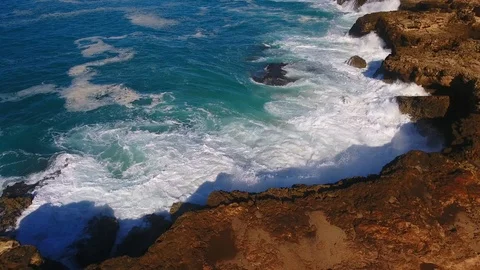 Aerial view of Ocean waves hitting the shore Video stock 89640076