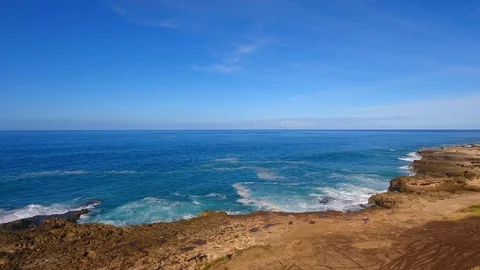 Aerial view of Ocean waves hitting the shore Video stock 89640084