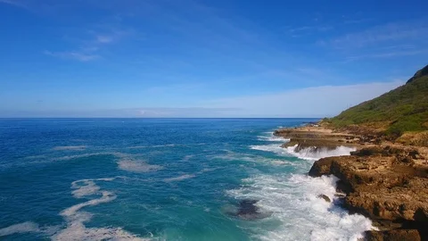 Aerial view of Ocean waves hitting the shore Video stock 89640093