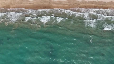 Aerial View of Ocean Waves Hitting the Sandy Beach 스톡 동영상 323014296
