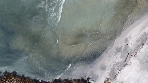 Aerial View of Ocean Waves Reaching Debris Strewn Beach Shoreline Vidéo 345835206