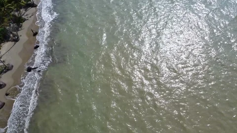 Aerial view of ocean waves rolling onto a beautiful beach with pink sand at.. Vídeo Stock 288602631