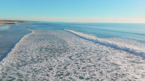 Aerial view of ocean waves rolling toward shore along California coastline Vidéo 332314212