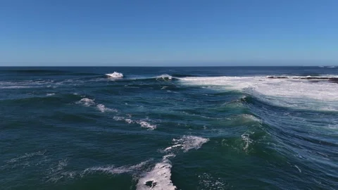 Aerial View of Ocean Waves Rolling Toward Sandy Shoreline 库存影片 333704131