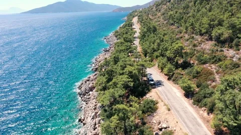 Aerial View of Ocean Waves Splash Against Rocks 스톡 동영상 138408214