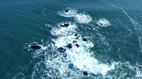 Aerial view of ocean waves splashing in rocks 스톡 동영상 147403985
