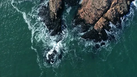 Aerial view of ocean waves splashing in rocks 스톡 동영상 147404000