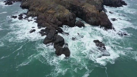 Aerial view of ocean waves splashing in the rocky beach 스톡 동영상 150228575