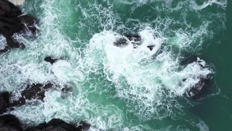 Aerial view of ocean waves splashing in the rocky beach 스톡 동영상 150228588