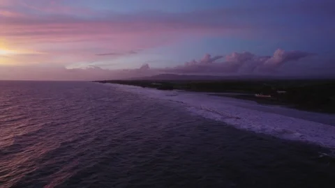 Aerial View Ocean Waves At Sunset With Magical Purle Pink Sky 库存影片 237521373