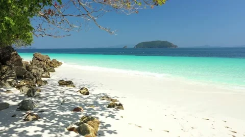 Aerial view of the ocean waves, white beaches and clear blue water Stock-Footage 131627487