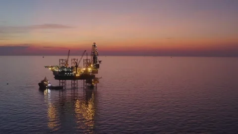 Aerial view of offshore jack up rig and offshore platform during sunset 스톡 동영상 330087848