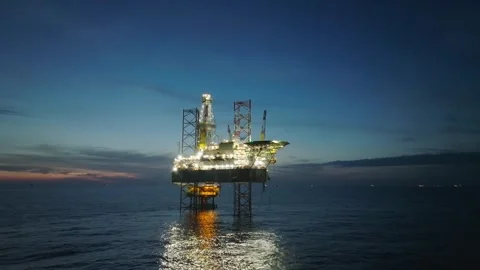 Aerial view of offshore jack up rig and offshore platform during sunset Vidéo 333076626