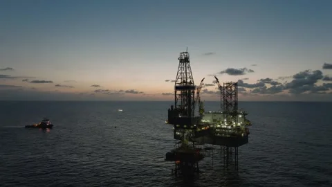 Aerial view of offshore jack up rig and offshore platform during sunset Stockbeeldmateriaal 334162145
