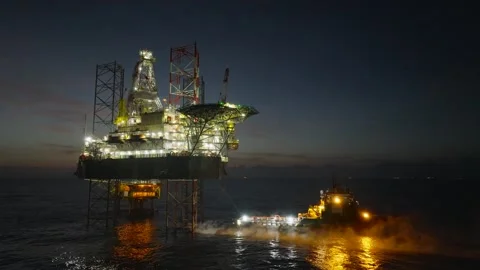 Aerial view of offshore jack up rig and offshore platform during sunset Stockbeeldmateriaal 334162159