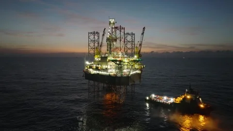 Aerial view of offshore jack up rig and offshore platform during sunset Stockbeeldmateriaal 334162168