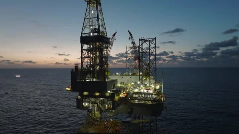 Aerial view of offshore jack up rig and offshore platform during sunset Vídeo Stock 334162173
