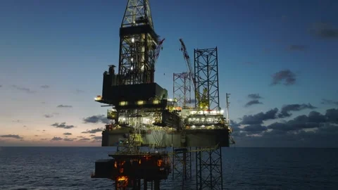 Aerial view of offshore jack up rig and offshore platform during sunset Stockbeeldmateriaal 334162180