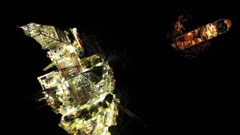 Aerial view of offshore jack up rig and offshore platform during sunset Vidéo 334162184