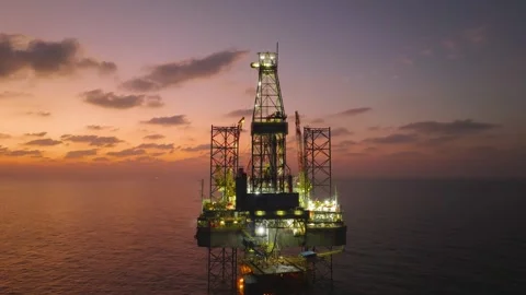 Aerial view of offshore jack up rig and offshore platform during sunset Vidéo 336342715