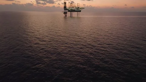 Aerial view of offshore jack up rig and offshore platform during sunset 스톡 동영상 337007192