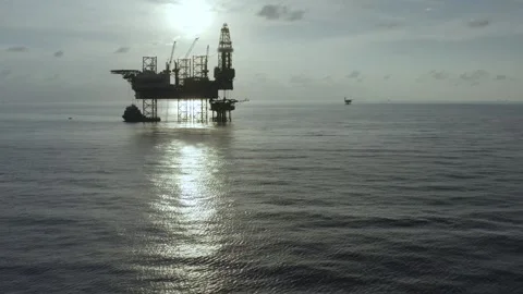 Aerial view of offshore jack up rig and offshore platform during sunset Vidéo 337673008