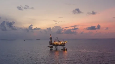 Aerial view of offshore jack up rig and offshore platform during sunset 스톡 동영상 337673011