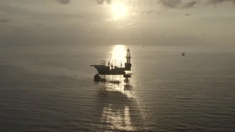 Aerial view of offshore jack up rig and offshore platform during sunset Видео 337673019