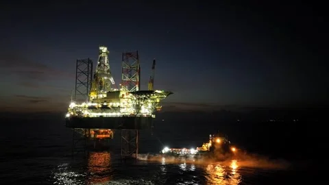 Aerial view of offshore jack up rig and offshore platform during sunset Vidéo 337974612