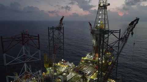 Aerial view of offshore jack up rig and offshore platform during sunset Vidéo 338036030