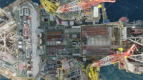 Aerial view of offshore jack up rig and offshore platform during sunset Vidéo 338036054